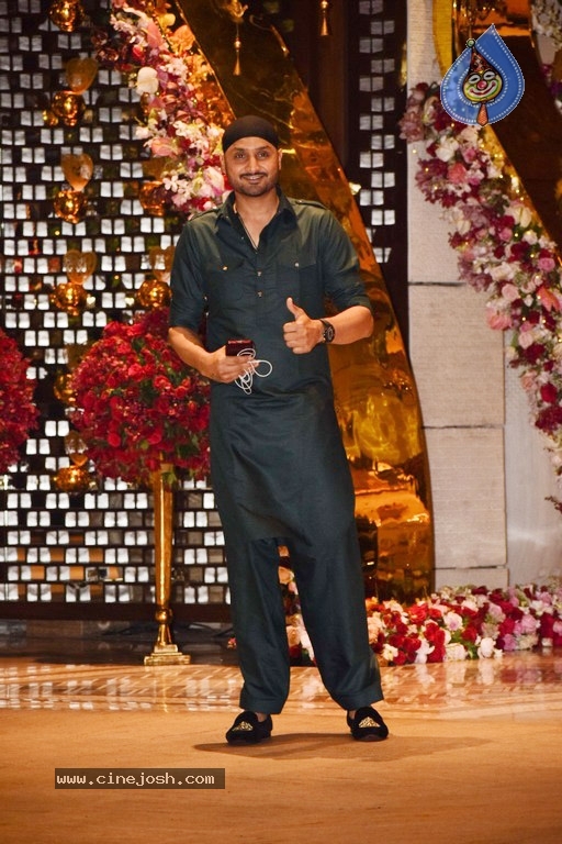 Akash Ambani And Shloka Mehta Engagement Party Photos - 19 / 21 photos