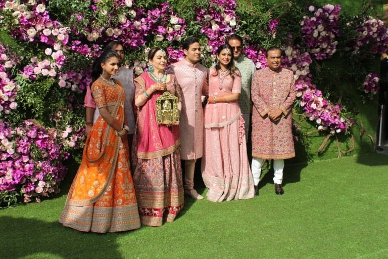 Akash Ambani and Shloka Mehta Wedding Reception - 20 / 38 photos
