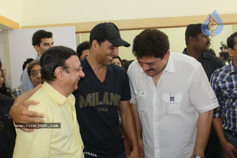 Akshay Kumar at Abbhinnay Acting Institute Launch - 3 / 27 photos