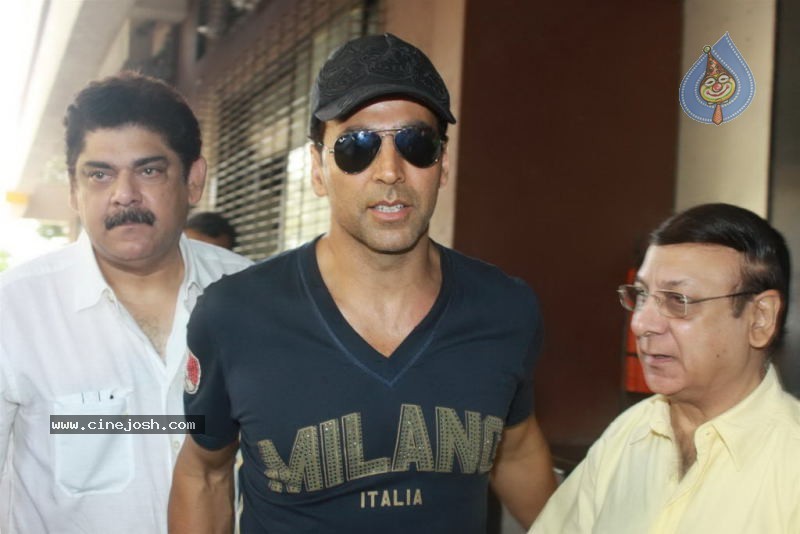 Akshay Kumar at Abbhinnay Acting Institute Launch - 4 / 27 photos