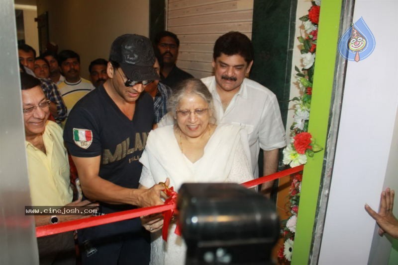 Akshay Kumar at Abbhinnay Acting Institute Launch - 6 / 27 photos