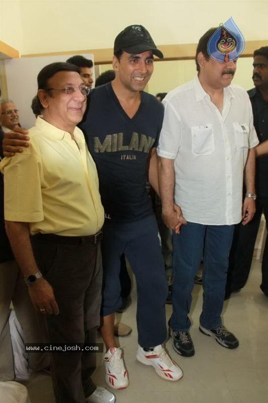 Akshay Kumar at Abbhinnay Acting Institute Launch - 10 / 27 photos