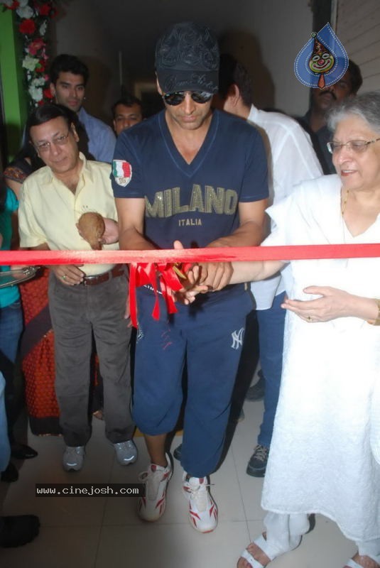 Akshay Kumar at Abbhinnay Acting Institute Launch - 11 / 27 photos