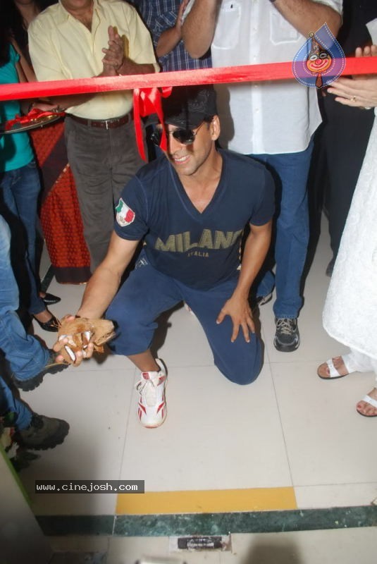 Akshay Kumar at Abbhinnay Acting Institute Launch - 13 / 27 photos