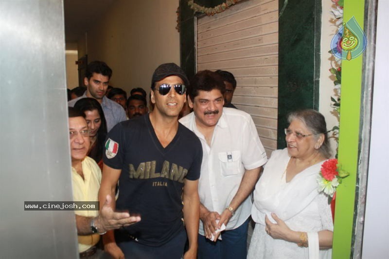 Akshay Kumar at Abbhinnay Acting Institute Launch - 15 / 27 photos