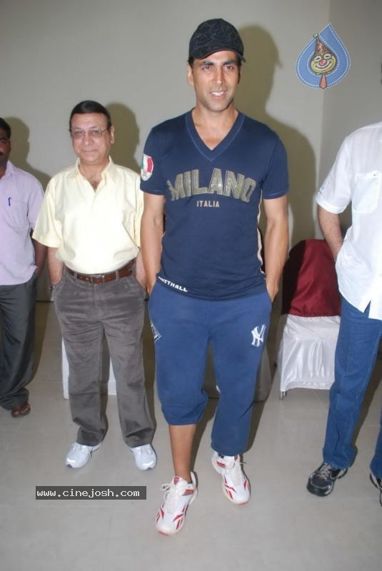 Akshay Kumar at Abbhinnay Acting Institute Launch - 18 / 27 photos