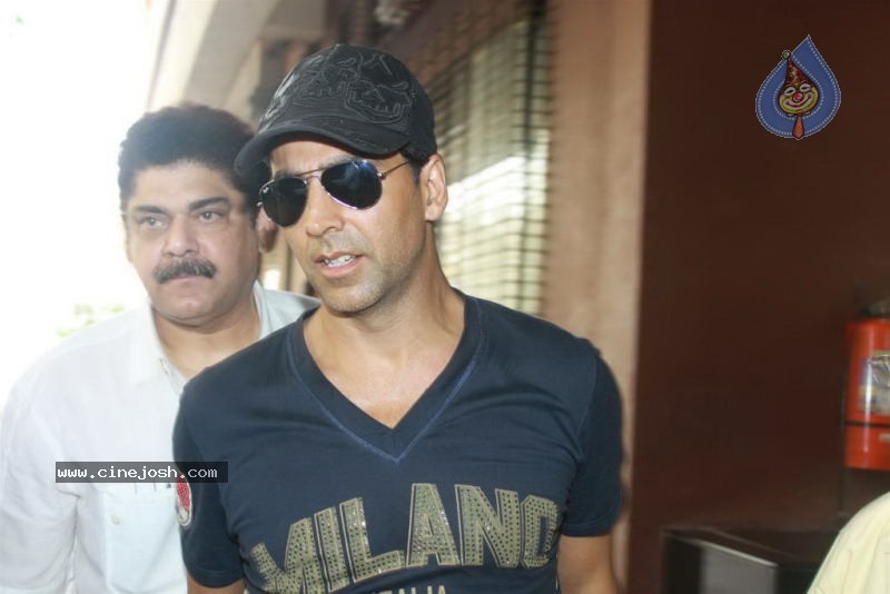 Akshay Kumar at Abbhinnay Acting Institute Launch - 20 / 27 photos