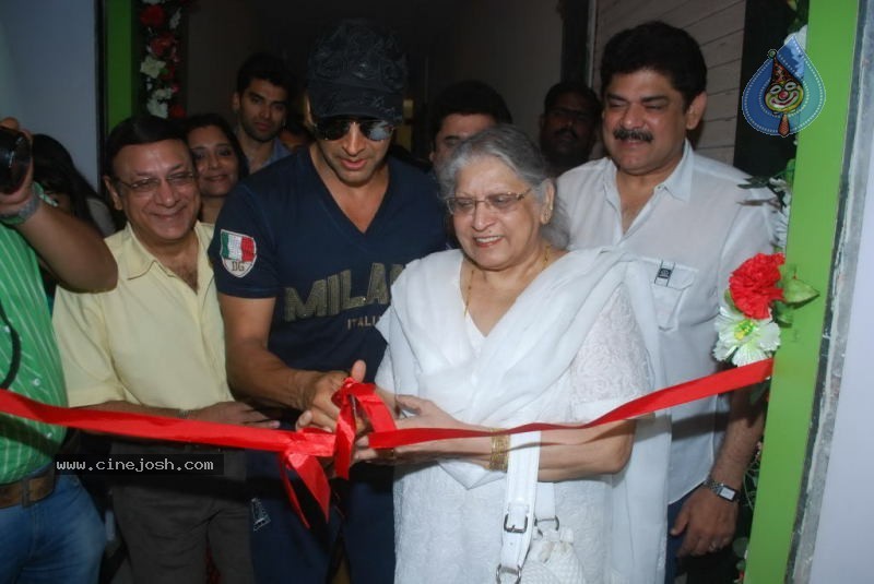 Akshay Kumar at Abbhinnay Acting Institute Launch - 26 / 27 photos