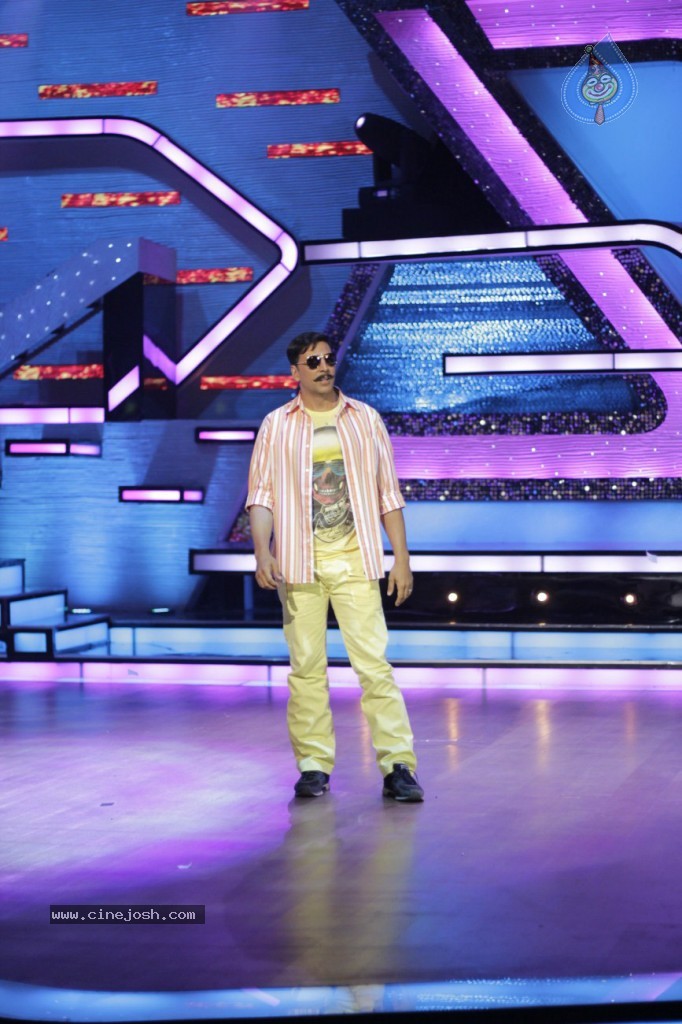 Akshay Promotes Rowdy Rathore Movie - 1 / 29 photos