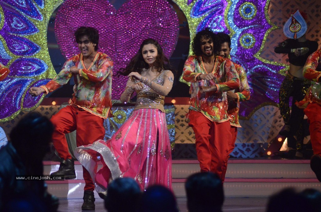 Alia Bhatt n Parineeti Perform at The IIAA 2014 - 35 / 49 photos