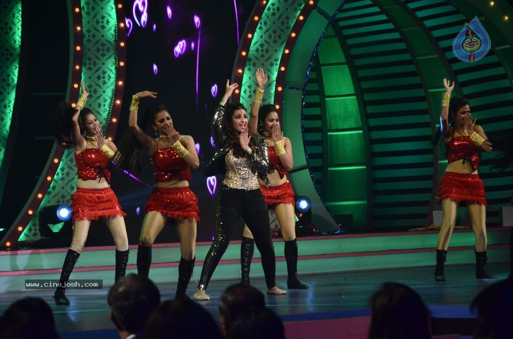 Alia Bhatt n Parineeti Perform at The IIAA 2014 - 36 / 49 photos