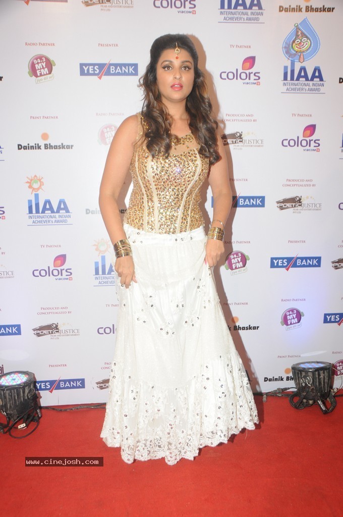 Alia Bhatt n Parineeti Perform at The IIAA 2014 - 48 / 49 photos