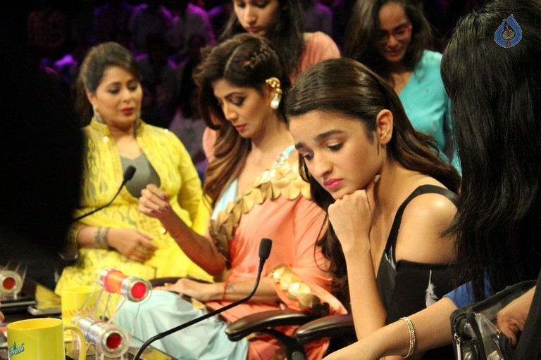 Alia Bhatt On Set Of Super Dancer - 10 / 21 photos