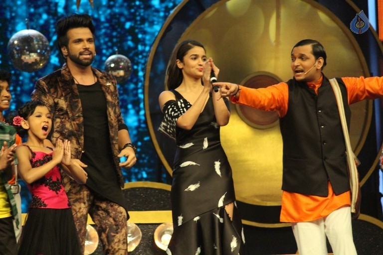 Alia Bhatt On Set Of Super Dancer - 12 / 21 photos