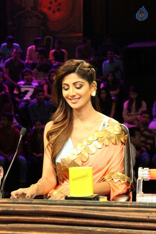 Alia Bhatt On Set Of Super Dancer - 18 / 21 photos