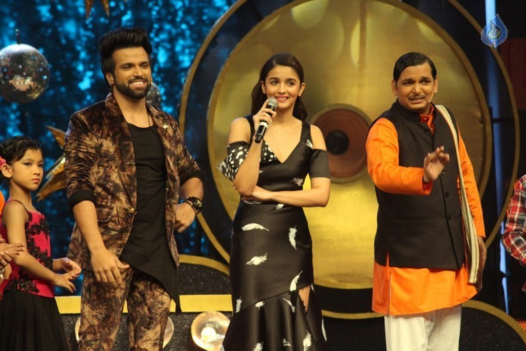 Alia Bhatt On Set Of Super Dancer - 20 / 21 photos