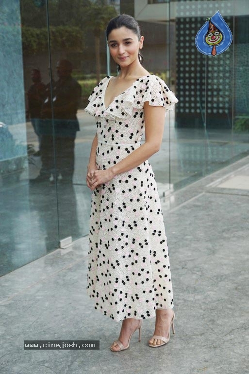 Alia Bhatt Spotted At Karan Johar Office - 5 / 8 photos