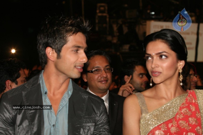 All Big Bollywood Stars At Apsara Awards Nite - 6 / 27 photos