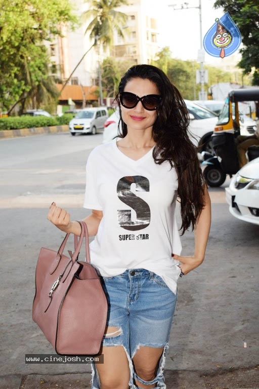 Ameesha Patel Spotted At Kromakay Salon - 9 / 9 photos