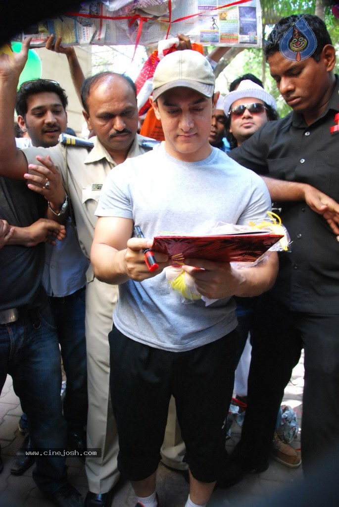 Amir Khan Bday Celebrations - 7 / 17 photos