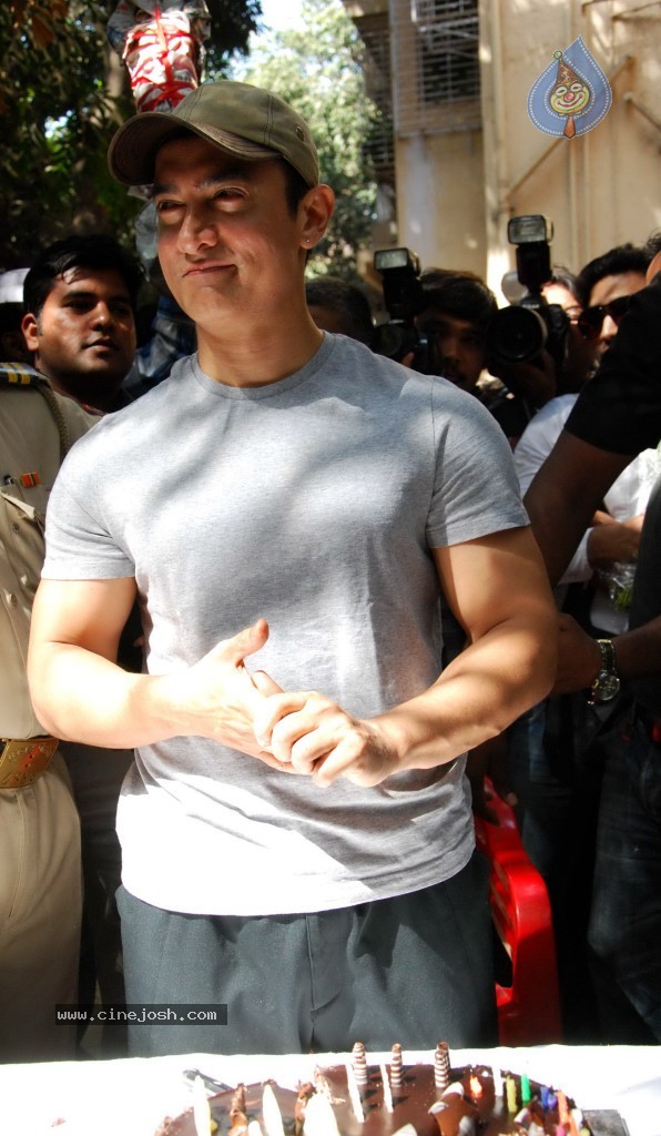Amir Khan Bday Celebrations - 13 / 17 photos