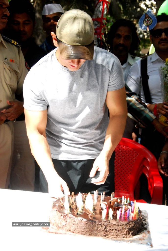Amir Khan Bday Celebrations - 14 / 17 photos