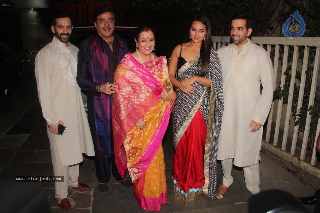Amitabh Bachchan Hosted Diwali Party - 12 / 80 photos