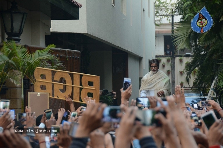 Amitabh Bachchan New Year Photos - 6 / 8 photos