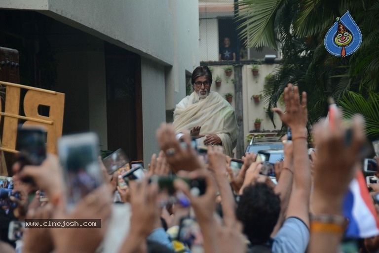 Amitabh Bachchan New Year Photos - 7 / 8 photos