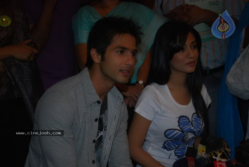 Amrita Rao,Shahid Kapoor At Swayamsiddh NGO Event - 5 / 35 photos
