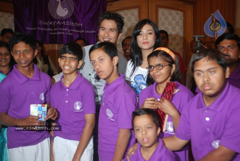 Amrita Rao,Shahid Kapoor At Swayamsiddh NGO Event - 8 / 35 photos