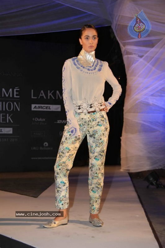 Anamika Khanna Show at Lakme Kick Start Party - 16 / 50 photos