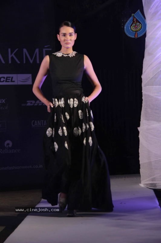 Anamika Khanna Show at Lakme Kick Start Party - 26 / 50 photos