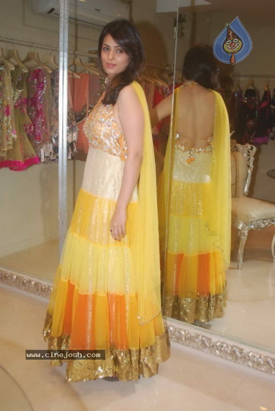 Anjana Sukhani at Archana Kocchar Store - 6 / 19 photos