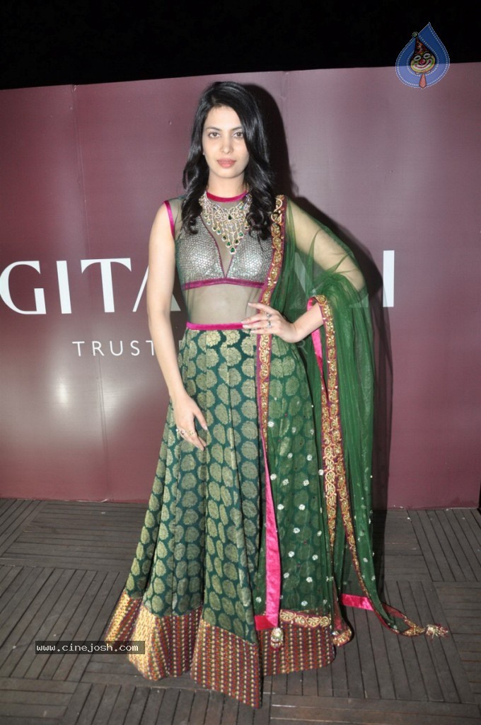 Ankita Shorey at Gitanjali IRFW 2012  - 23 / 51 photos