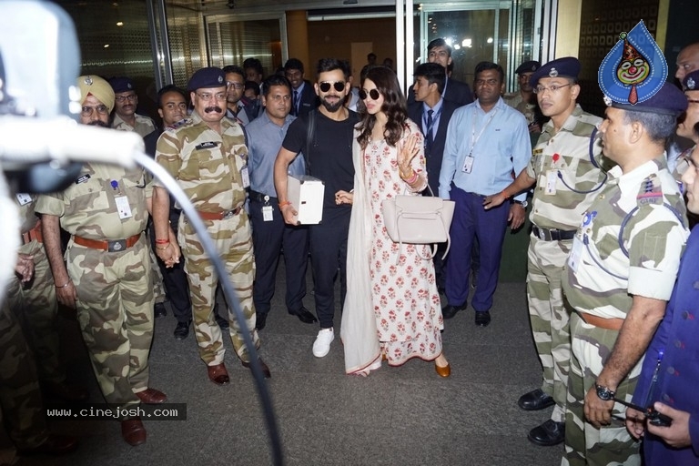Anushka Sharma And Virat Kohli Spotted At Airport - 1 / 21 photos