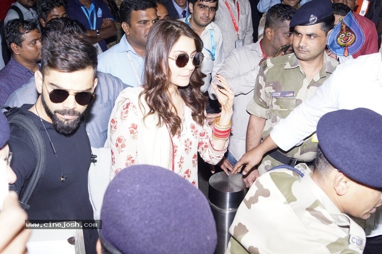 Anushka Sharma And Virat Kohli Spotted At Airport - 2 / 21 photos