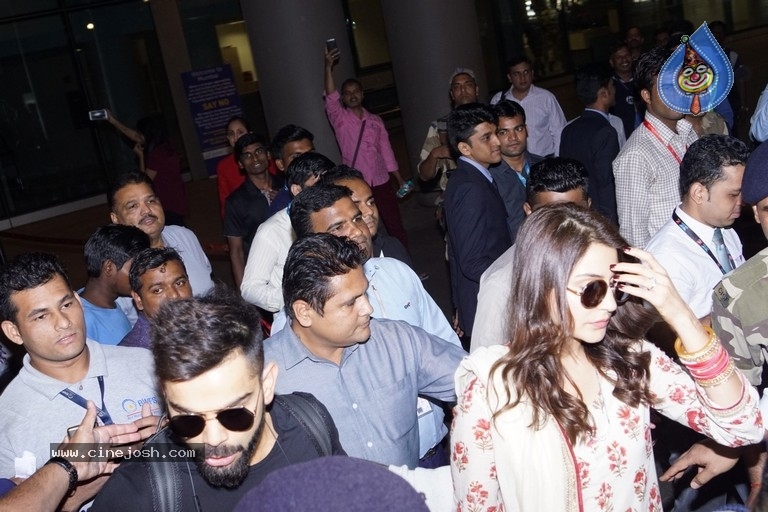 Anushka Sharma And Virat Kohli Spotted At Airport - 4 / 21 photos