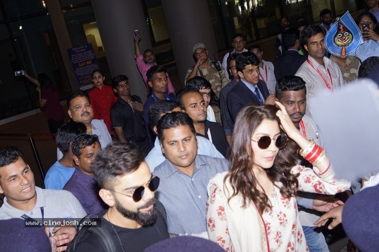 Anushka Sharma And Virat Kohli Spotted At Airport - 9 / 21 photos