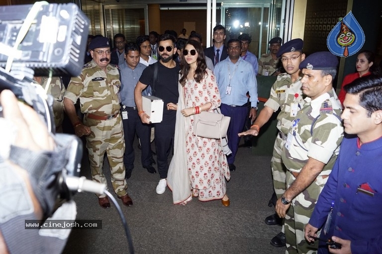 Anushka Sharma And Virat Kohli Spotted At Airport - 12 / 21 photos