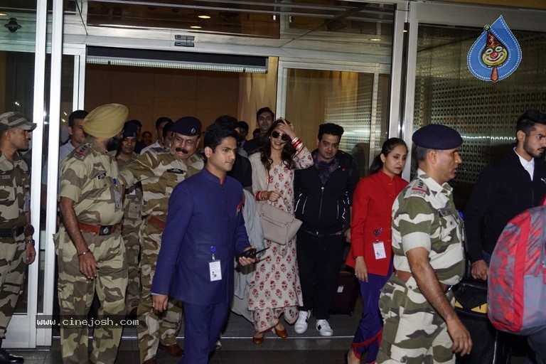 Anushka Sharma And Virat Kohli Spotted At Airport - 14 / 21 photos