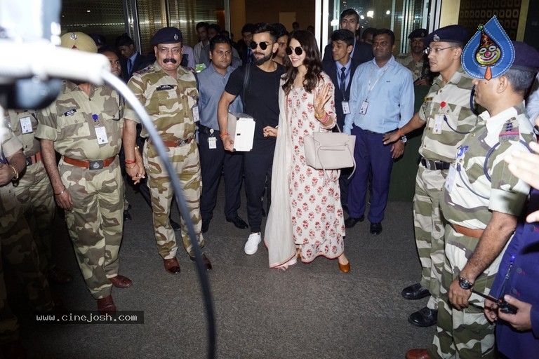 Anushka Sharma And Virat Kohli Spotted At Airport - 20 / 21 photos