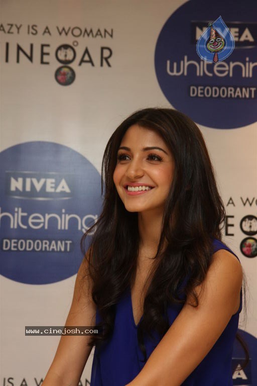 Anushka Sharma at The Go Sleeveless PM - 10 / 32 photos