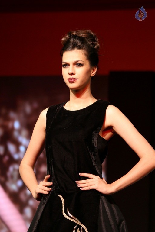 Archana Kochhar Fashion Show - 27 / 49 photos