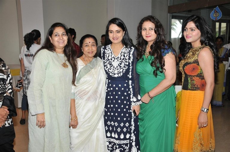 Asha Bhosle at NGO Maddad Event - 5 / 49 photos