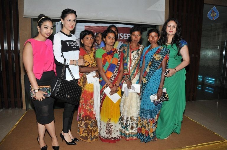 Asha Bhosle at NGO Maddad Event - 7 / 49 photos