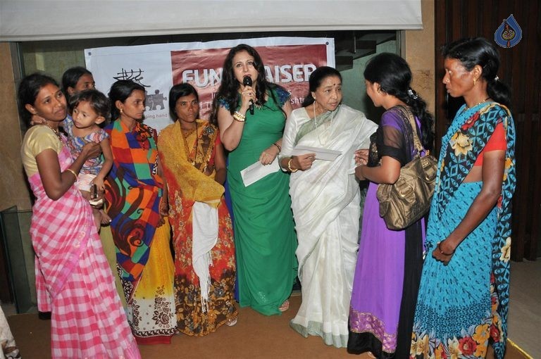 Asha Bhosle at NGO Maddad Event - 15 / 49 photos
