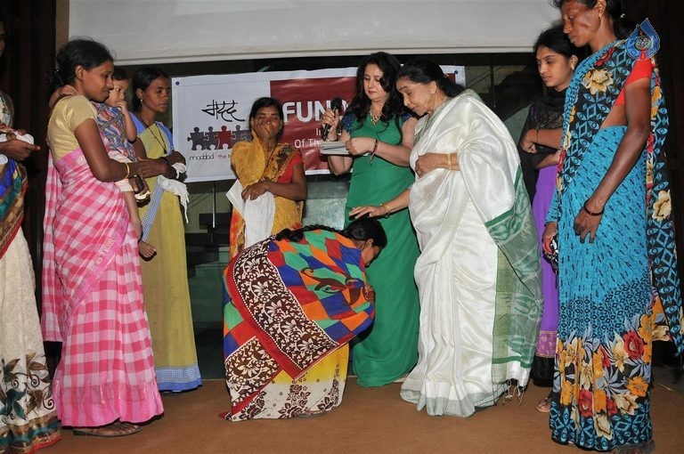 Asha Bhosle at NGO Maddad Event - 20 / 49 photos