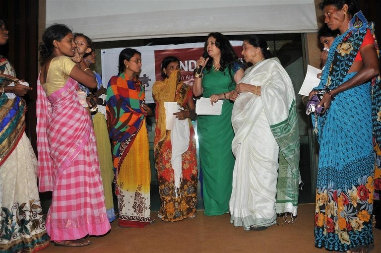 Asha Bhosle at NGO Maddad Event - 27 / 49 photos