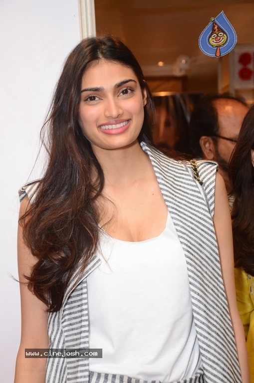 Athiya Shetty Pictures - 7 / 9 photos